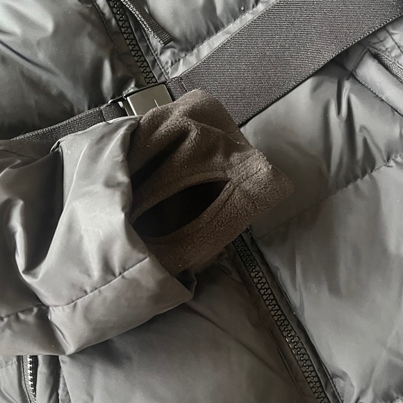 Elegant Black Puffer Jacket with Fur Trim - Picture 6 of 6